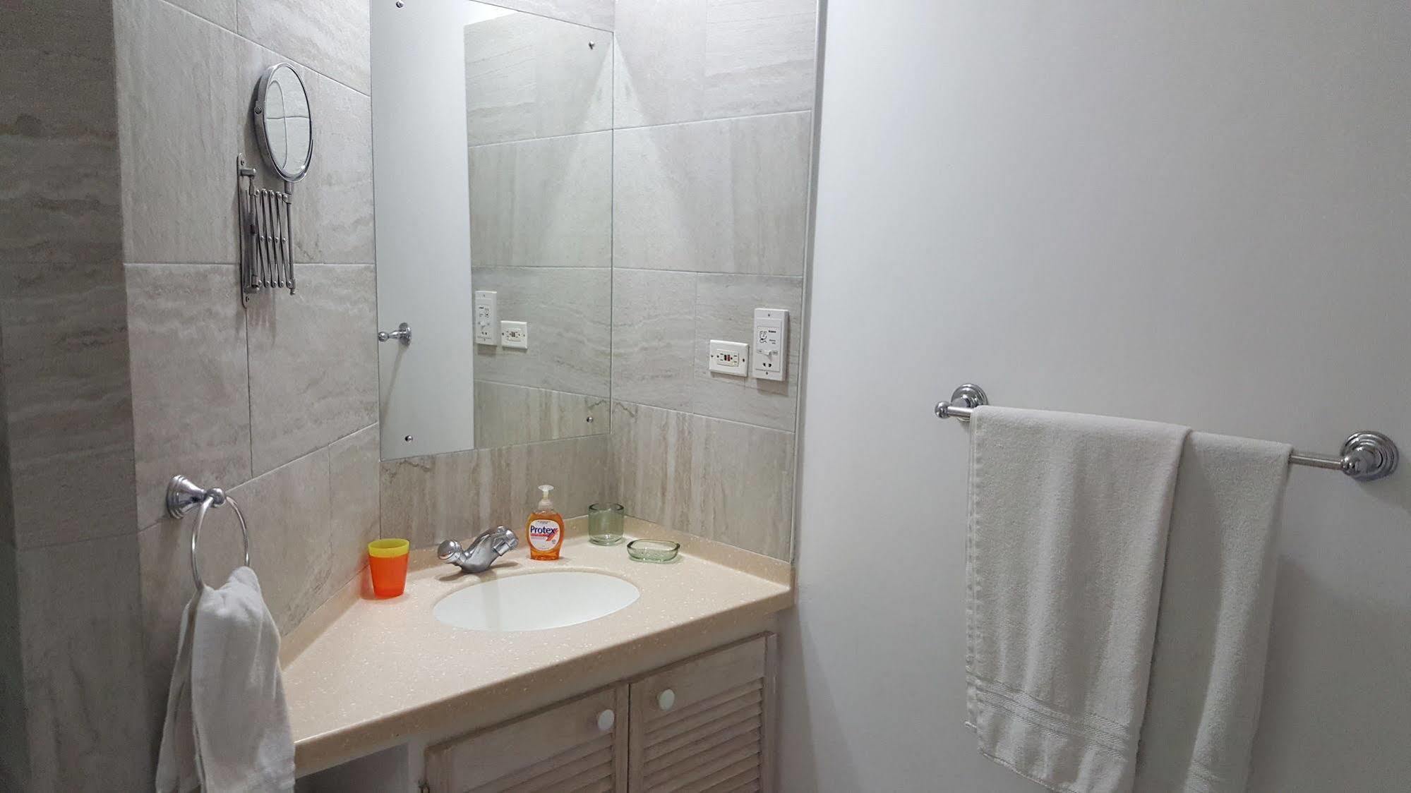 Shades Apartment The Hole Екстериор снимка